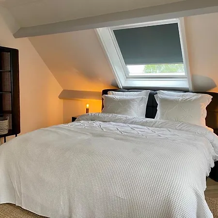 Guest house At The Amstel River With 2br 2ba And Garden *