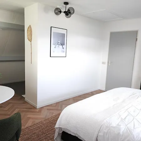 Guest house At The Amstel River With 2br 2ba And Garden *