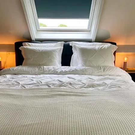 Casa de hóspedes At The Amstel River With 2br 2ba And Garden Amstelveen