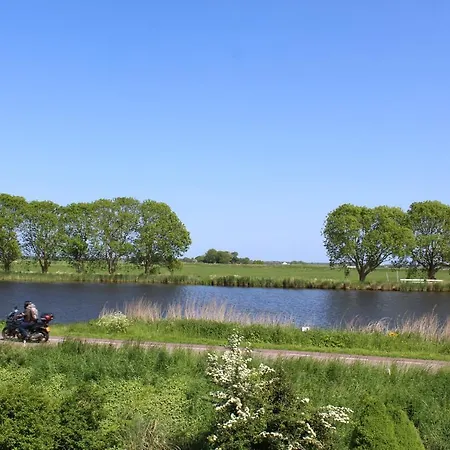 Casa de hóspedes At The Amstel River With 2br 2ba And Garden