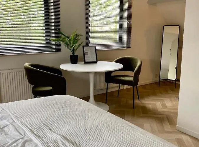 At The Amstel River With 2br 2ba And Garden 阿姆斯特尔芬