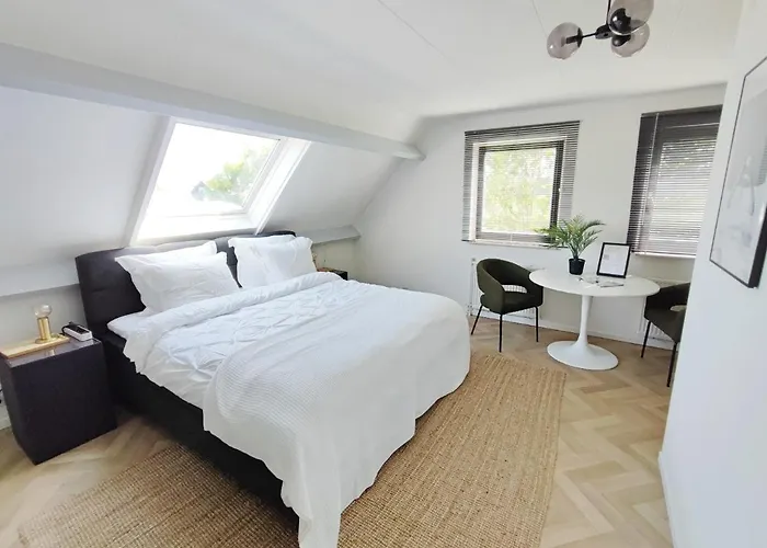 At The Amstel River With 2br 2ba And Garden 招待所 3*