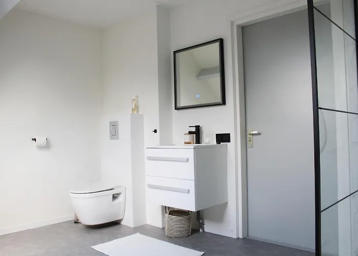 At The Amstel River With 2br 2ba And Garden 招待所