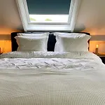 Guest house At The Amstel River With 2br 2ba And Garden Amstelveen