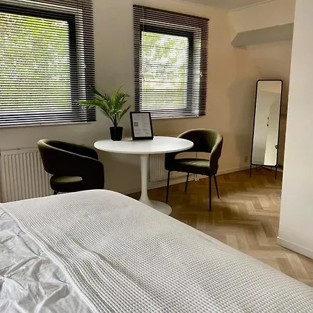 At The Amstel River With 2br 2ba And Garden Άμστελβεεν