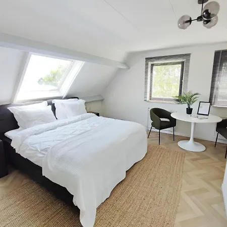 At The Amstel River With 2br 2ba And Garden Πανσιόν 3*